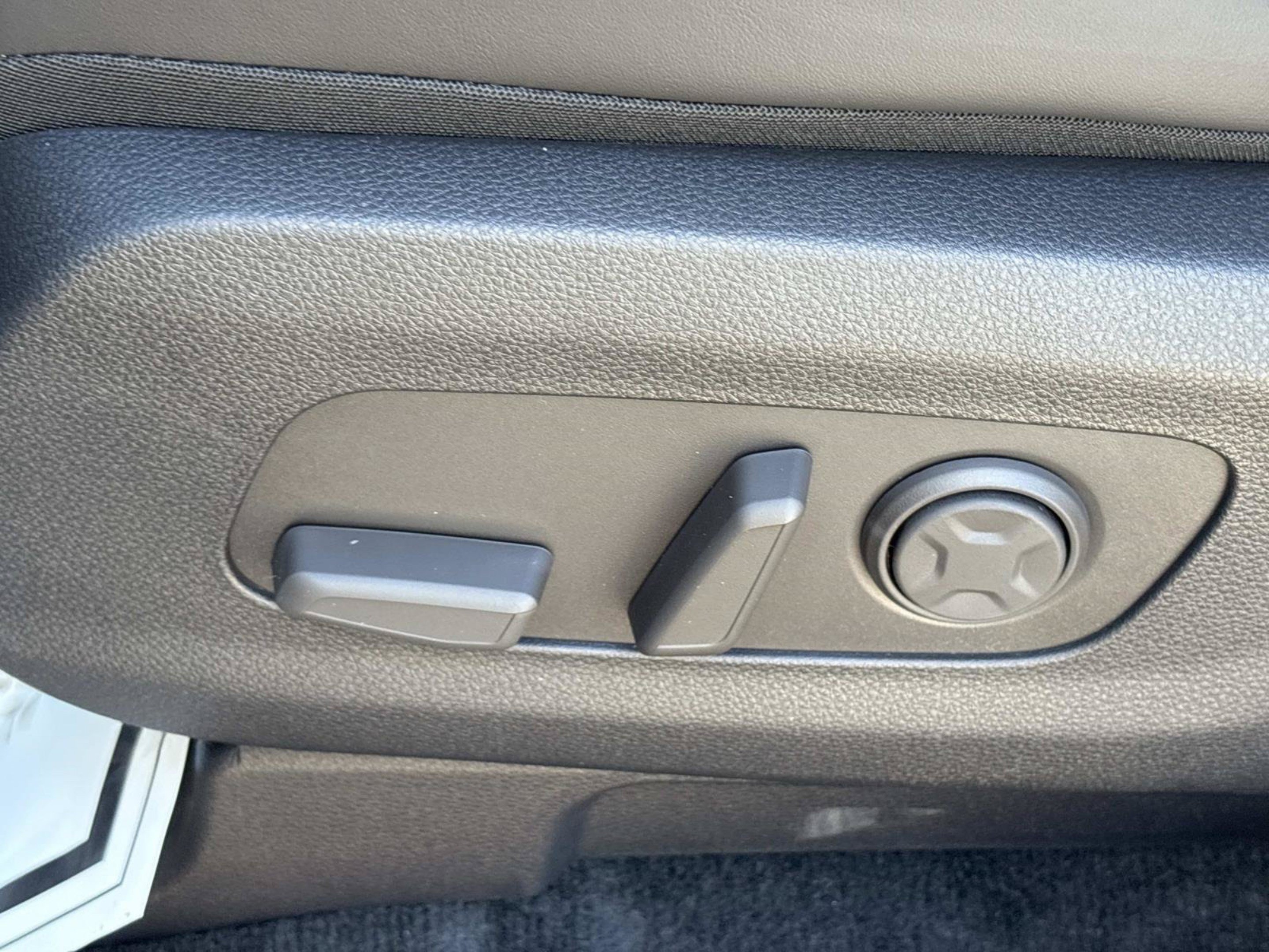 New 2027 Ceramic Silver Kia LXS image 19