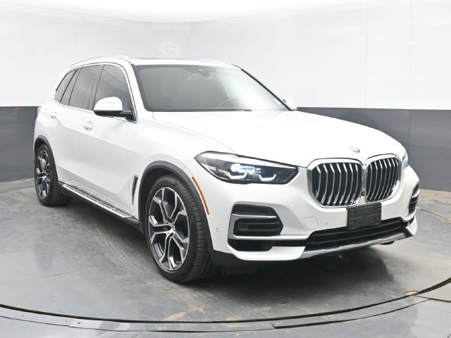 Used 2022 White BMW sDrive40i image 1