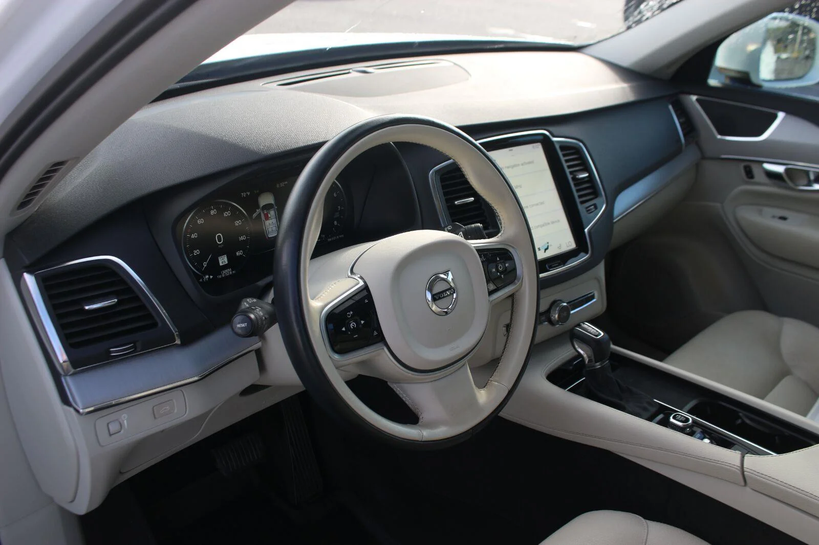 Used 2021  Volvo Momentum image 16