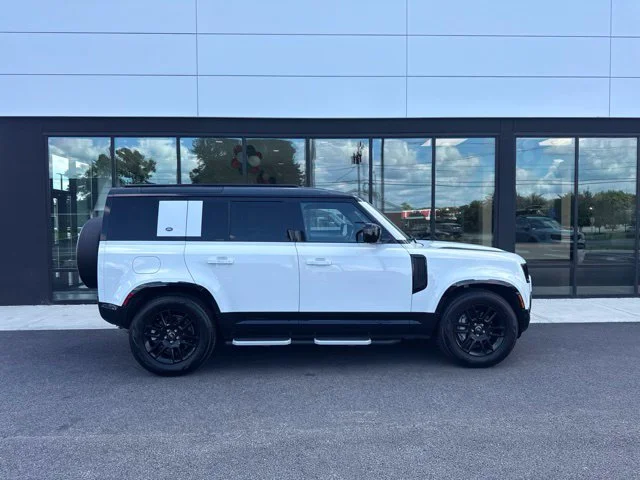 Used 2022 White Land Rover X-Dynamic SE image 2