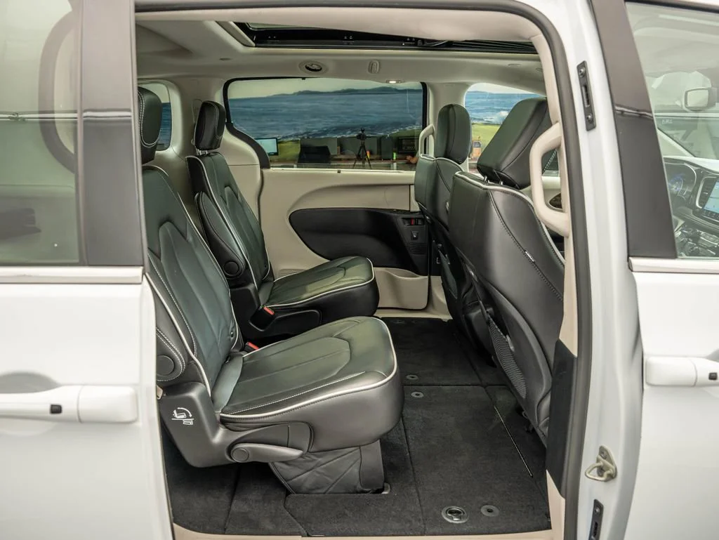 Used 2024 Bright White Clearcoat Chrysler Limited image 37