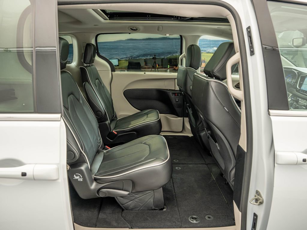 Used 2024 Bright White Clearcoat Chrysler Limited image 37