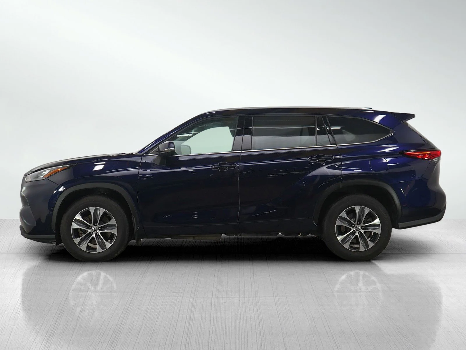 Used 2022 Toyota Highlander XLE with VIN 5TDGZRBHXNS577506 for sale in Burnsville, Minnesota