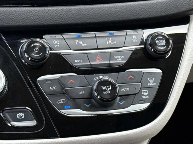 Used 2024 Silver Chrysler Touring L image 19