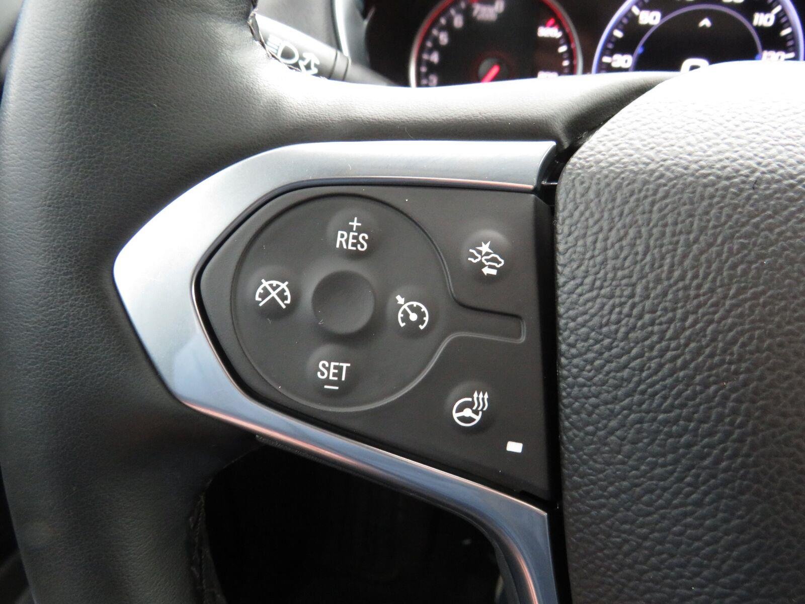 Used 2023 IRIDESCENT PEARL TRICOAT Chevrolet Premier image 32