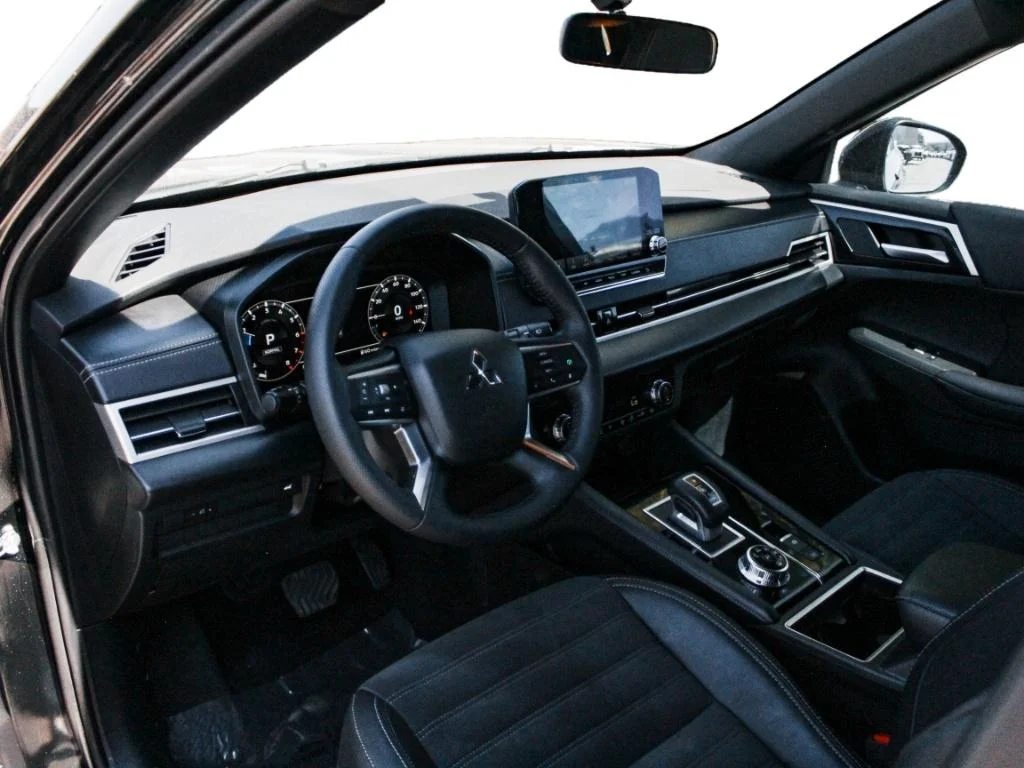 Used 2024 Black Diamond Mitsubishi SE Black Edition w/Pano Roof image 8