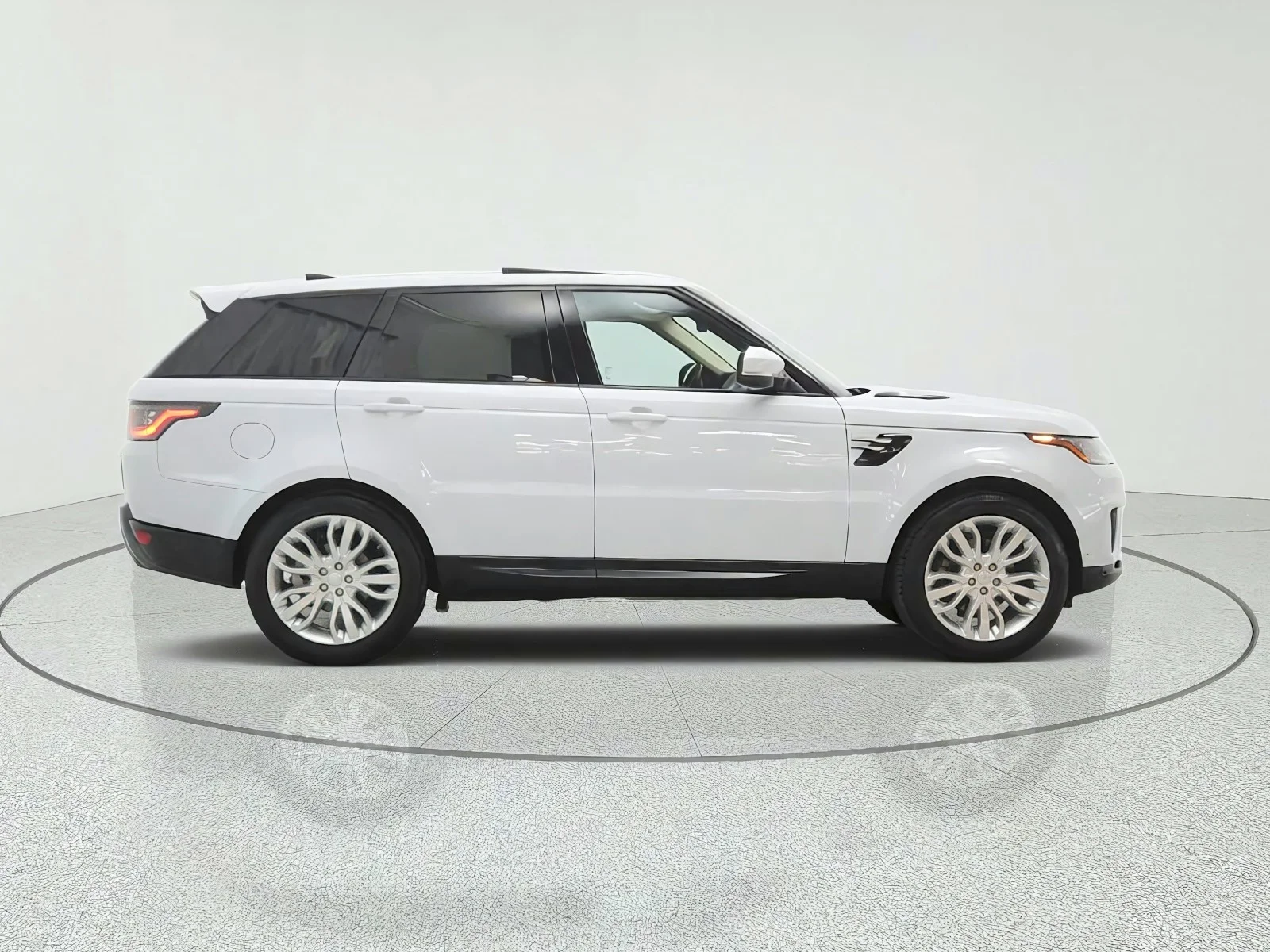Used 2018 Yulong White Metallic Land Rover Td6 Diesel HSE image 4