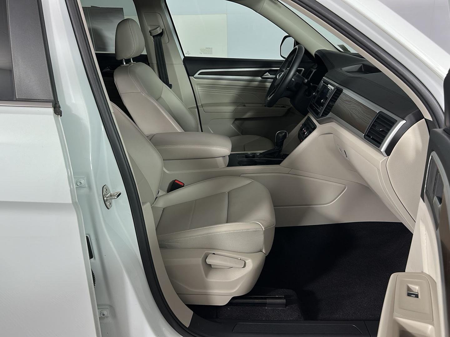 Used 2022 Pure White Volkswagen 2.0T SE image 29