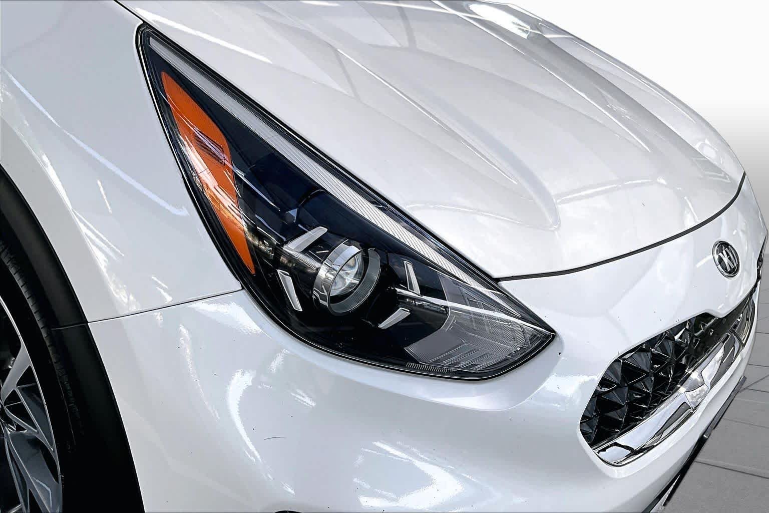 Used 2020 Snow White Pearl Kia Touring image 28