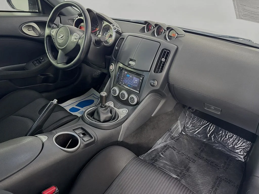 Used 2020 White Nissan Base image 30