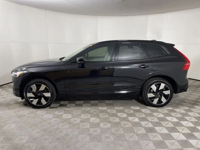 Certified Used 2025 Onyx Black Metallic Volvo Plus image 7