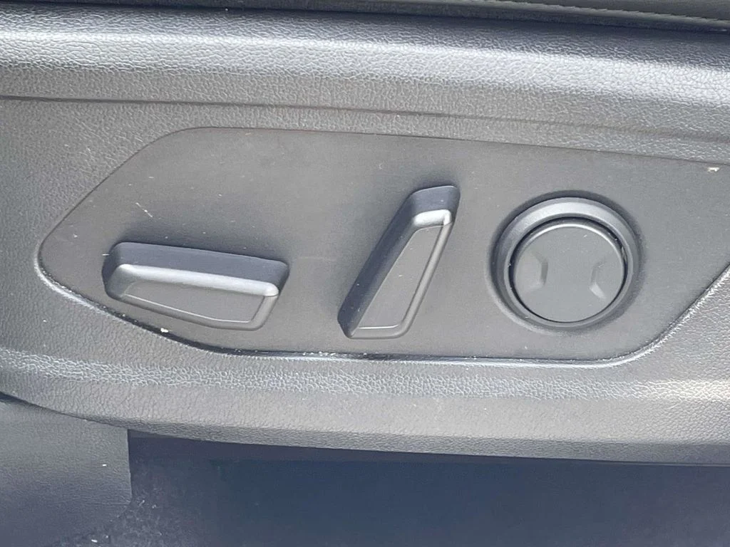 Used 2025 White Kia EX image 27