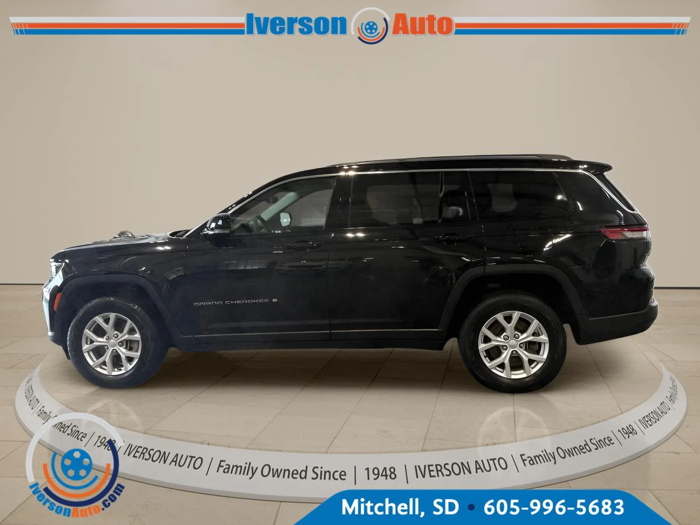 Used 2023 Diamond Black Crystal Pearlcoat Jeep Limited image 6