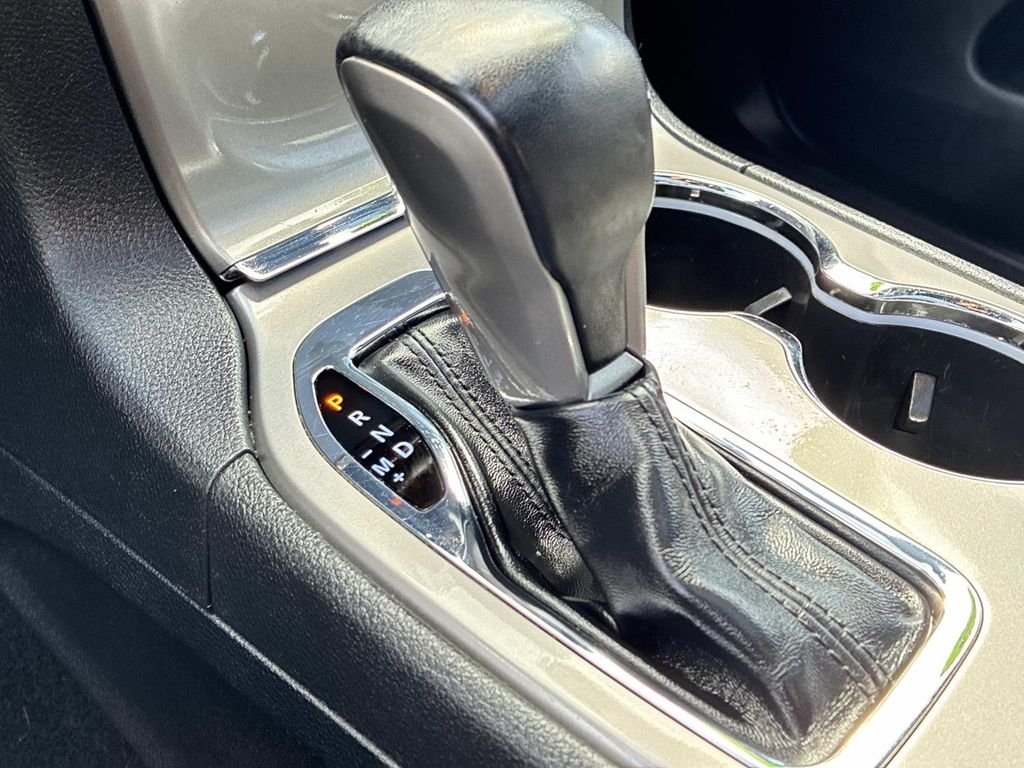 Used 2022 White Jeep Laredo X image 29