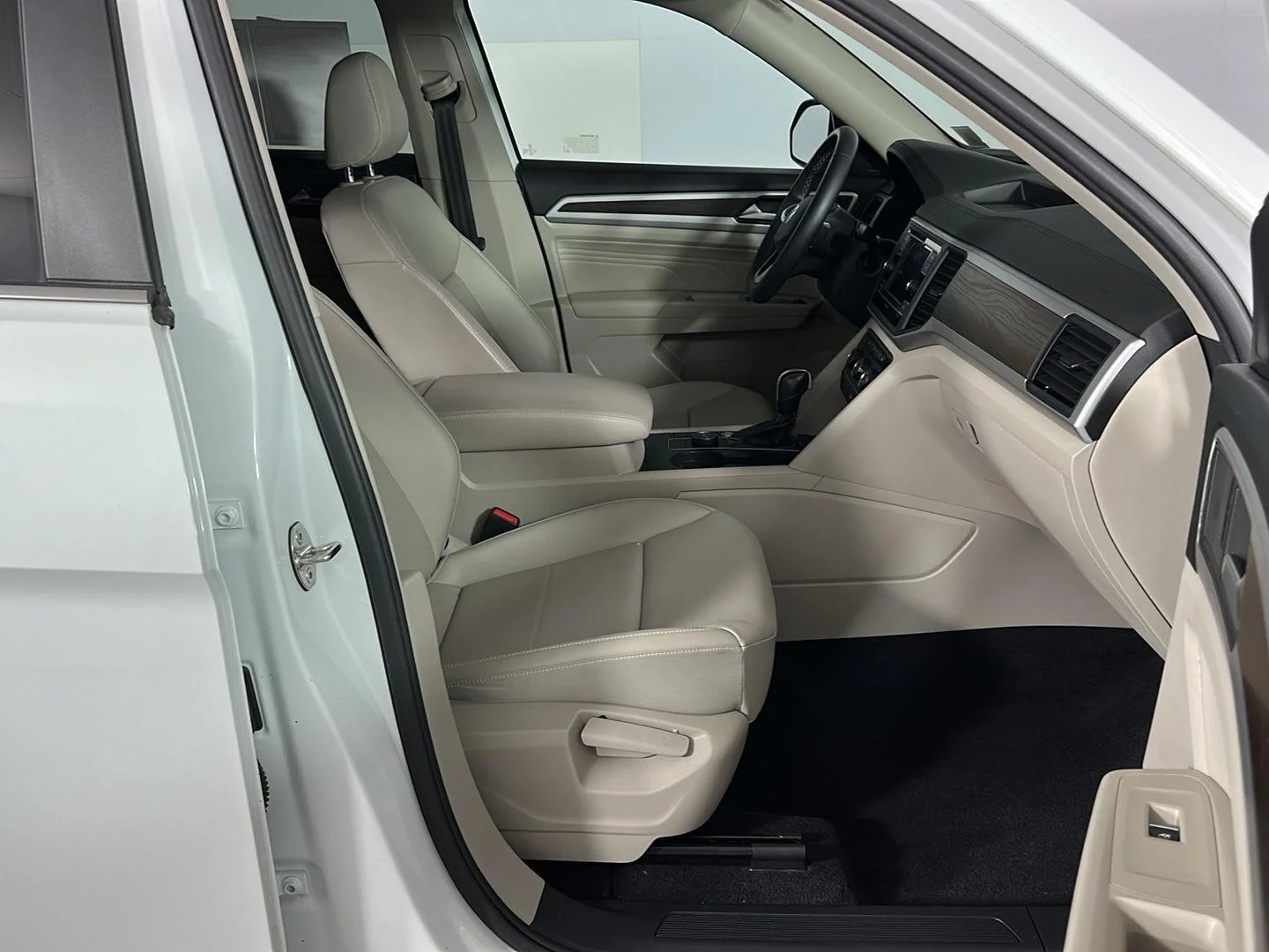 Used 2022 Pure White Volkswagen 2.0T SE image 29