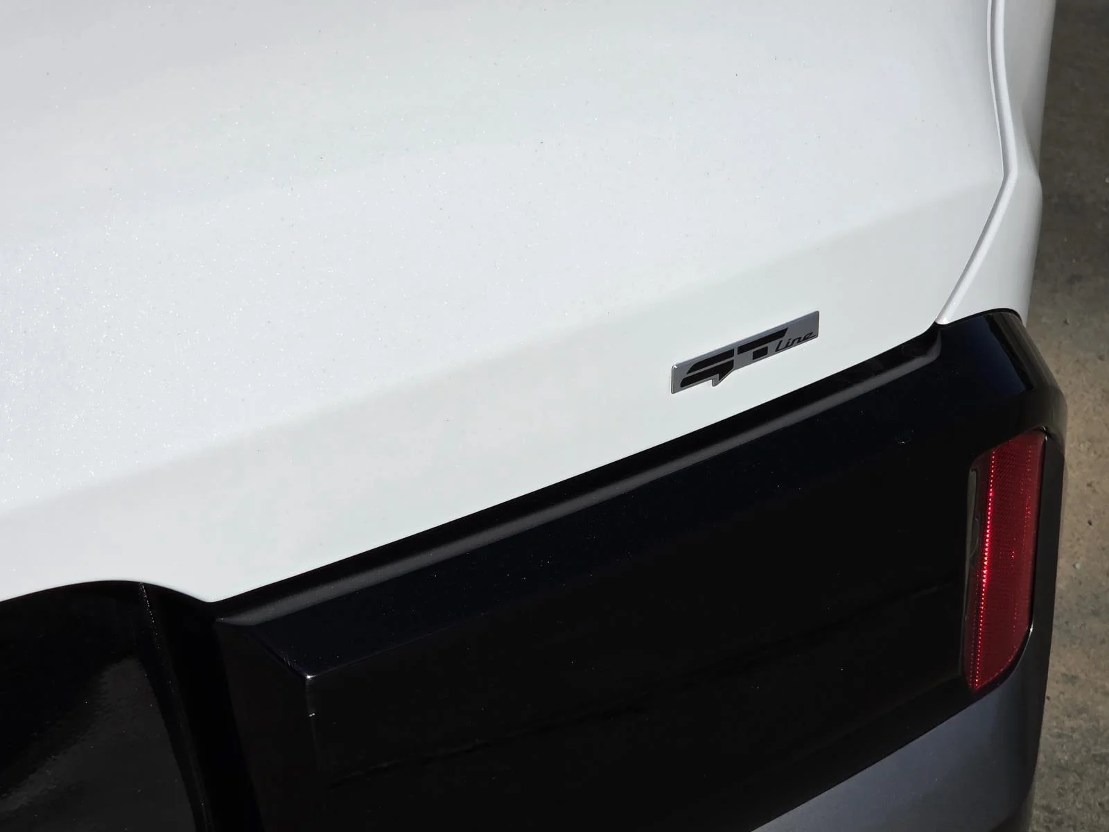Used 2026 Glacial White Pearl/Ebony Black Roof Kia GT-Line image 9