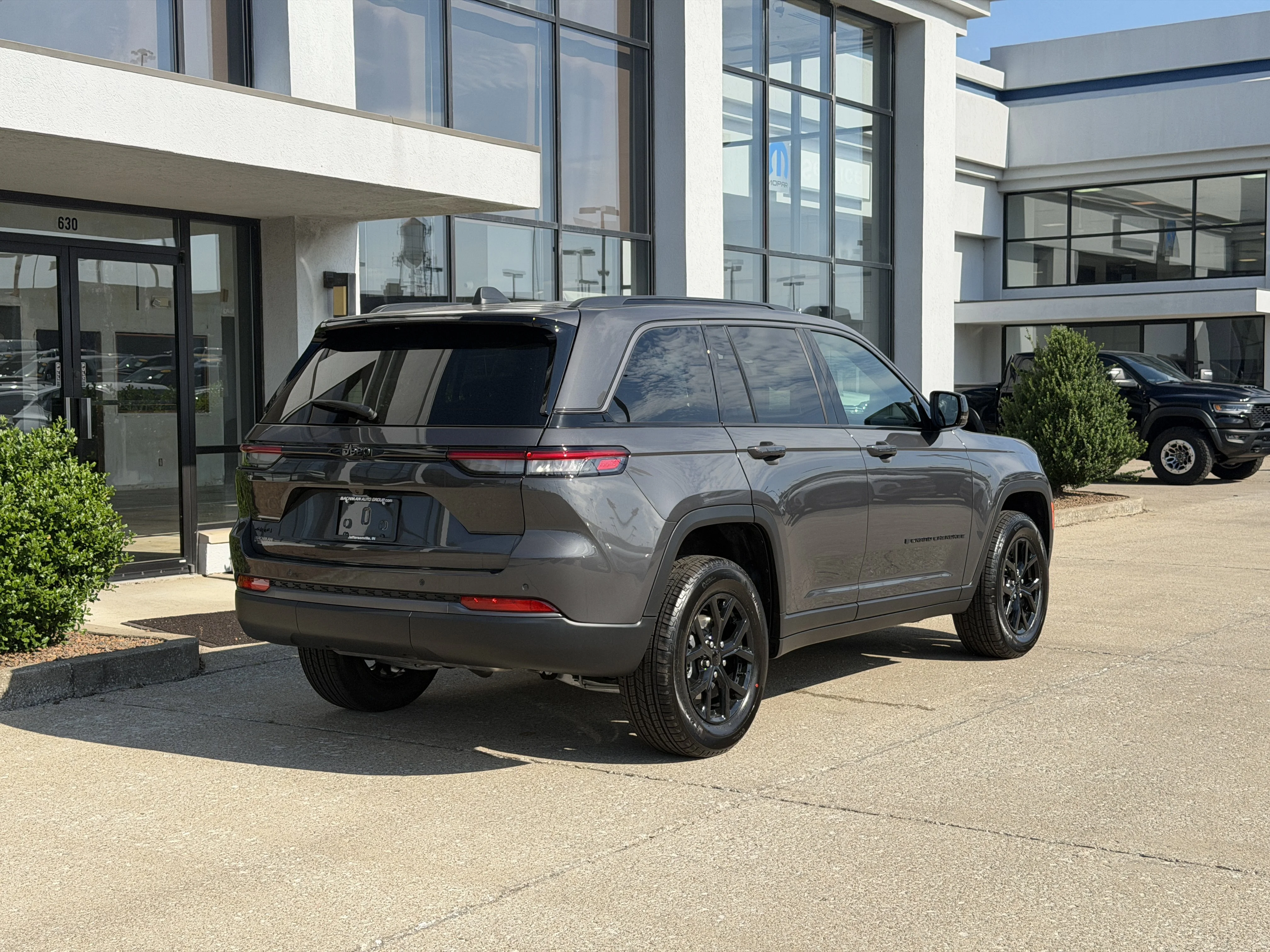 New 2026 Baltic Gray Metallic Clear-Coat Exterior Paint Jeep Altitude image 3