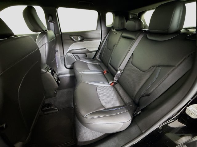 New 2026 Diamond Black Crystal Pearl-Coat Exterior Paint Jeep Latitude image 23