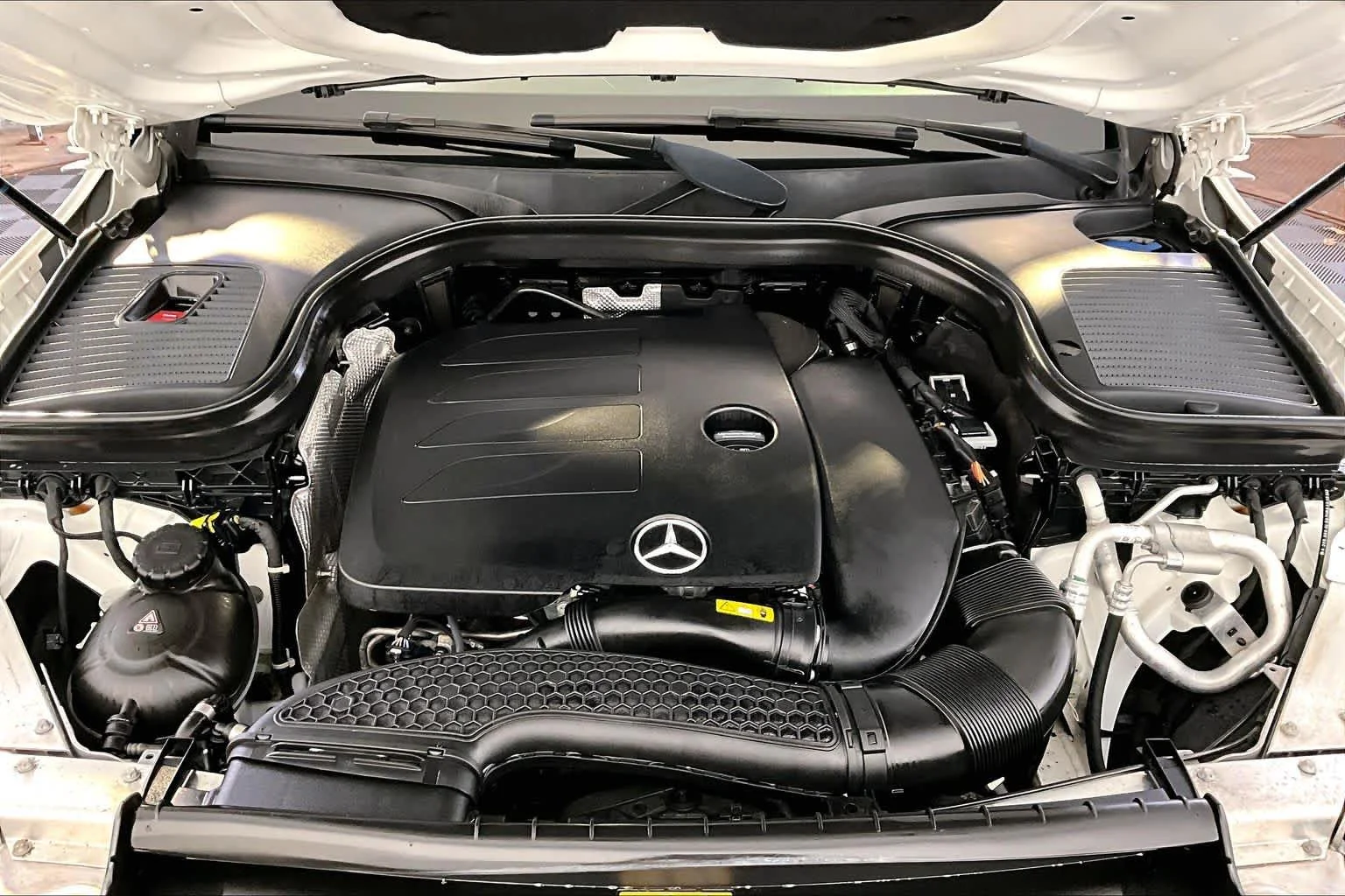 Used 2020 Polar White Mercedes-Benz GLC 300 image 30