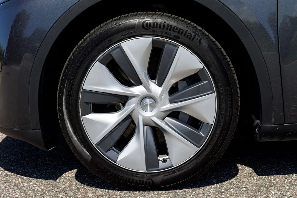 Used 2023  Tesla Long Range image 33