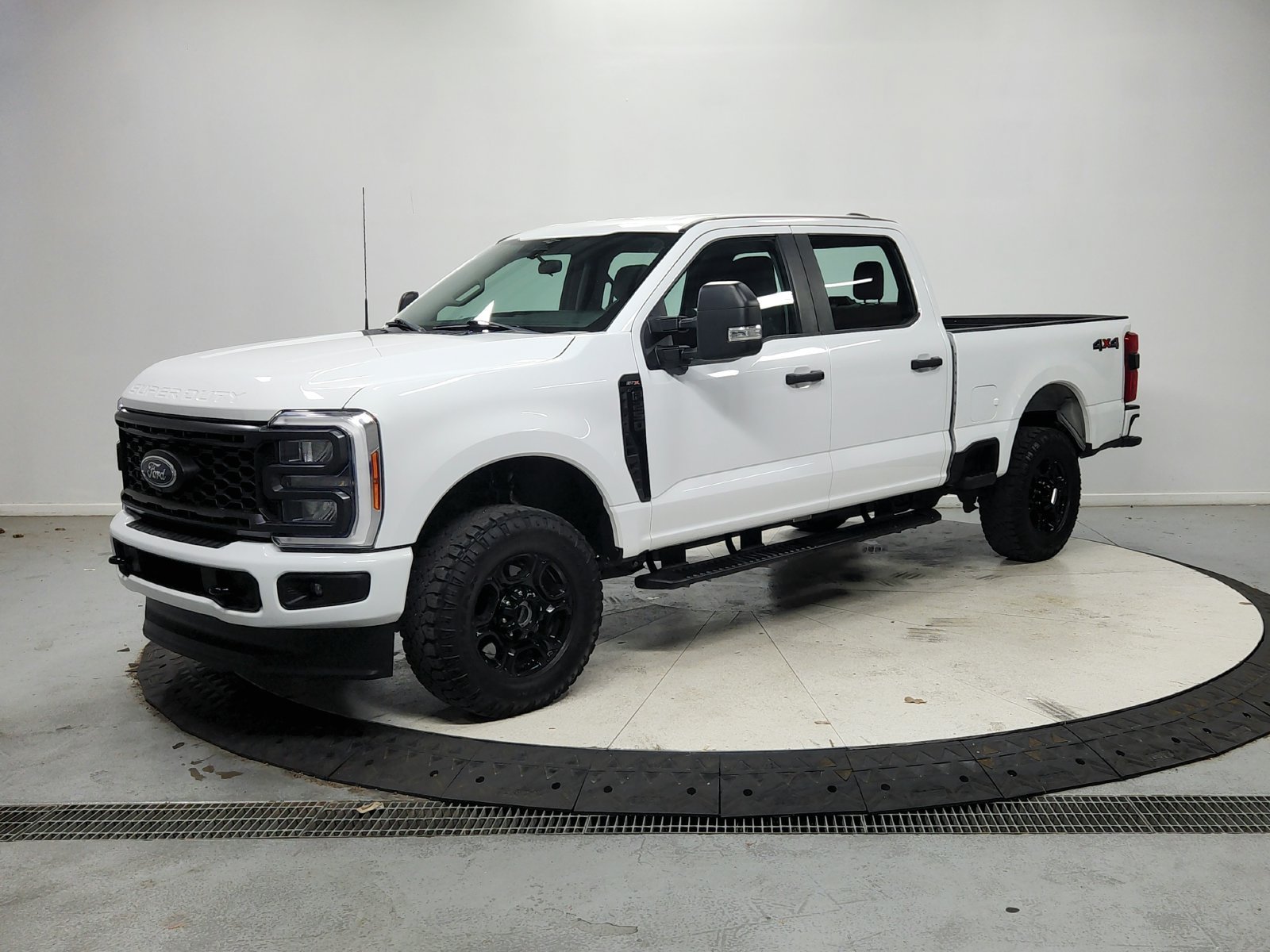 Used 2023 Oxford White Ford XL image 4