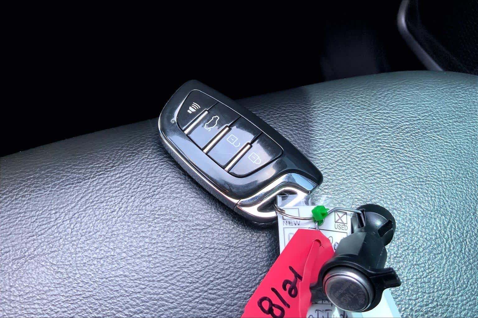 Used 2023 Bright White Clearcoat Jeep Latitude image 14