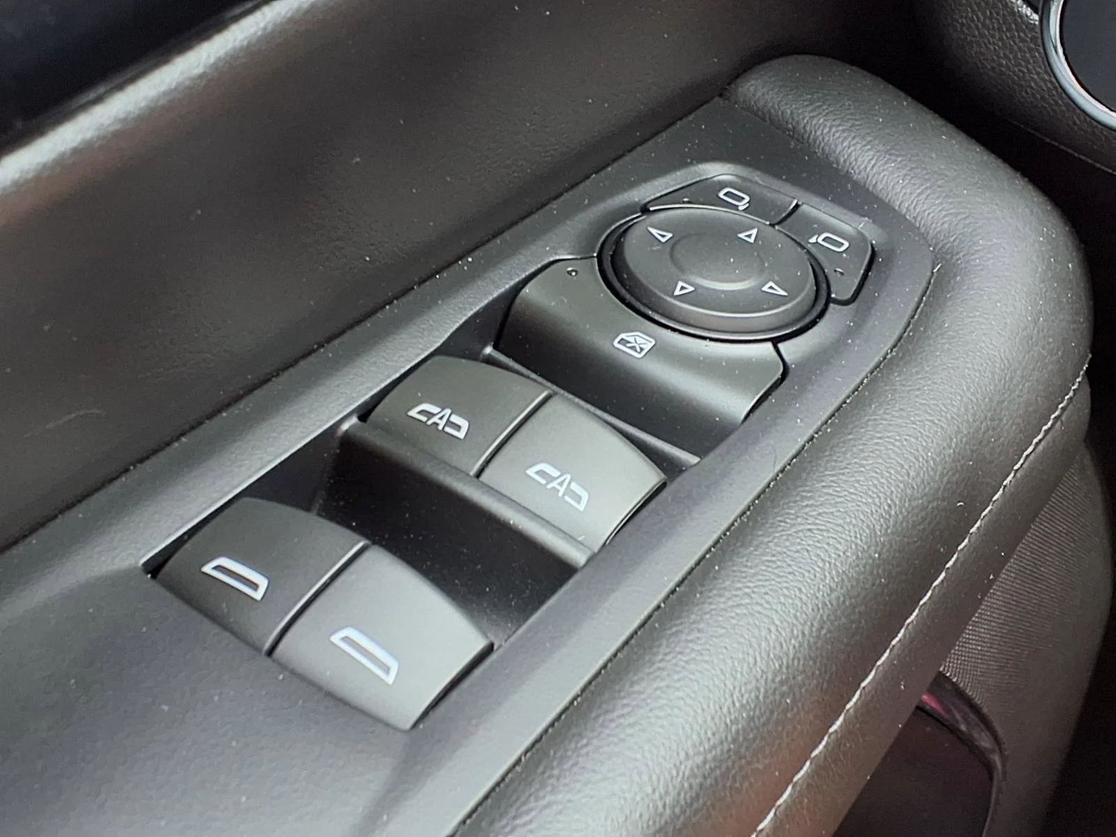 Used 2025 Summit White Chevrolet LT image 10