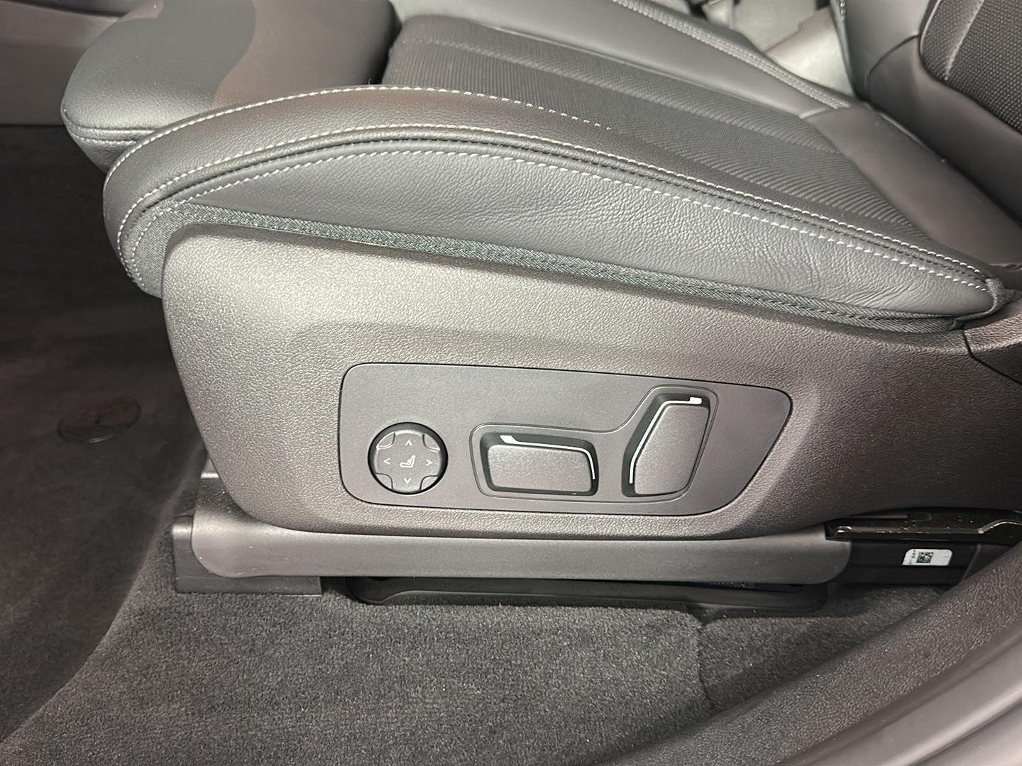 Used 2024 Phytonic Blue Metallic BMW xDrive30i image 8