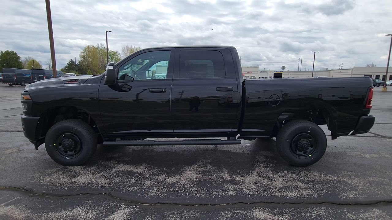 New 2026 Diamond Black Crystal Pearl-Coat Exterior Paint RAM Tradesman image 5