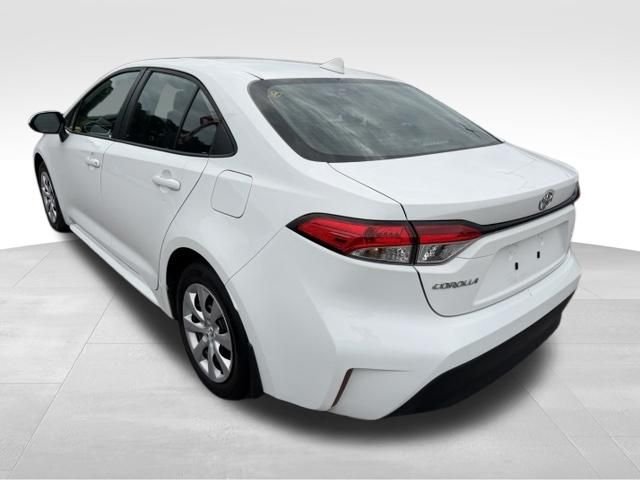 Used 2025  Toyota LE image 5
