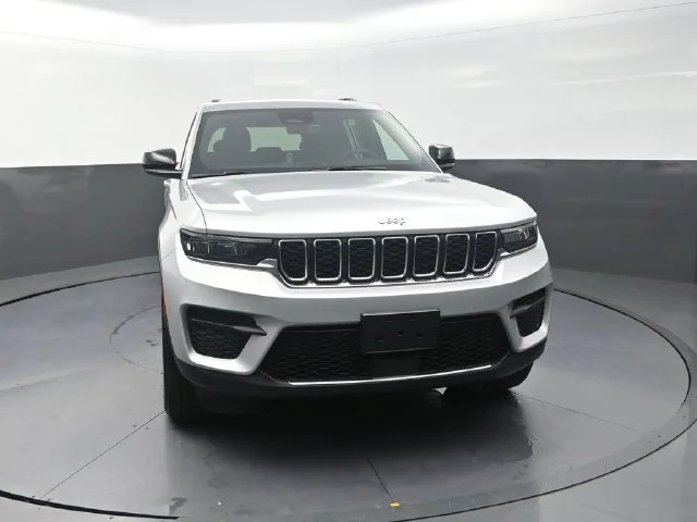 New 2026 Silver Zynith Exterior Paint Jeep Laredo X image 3