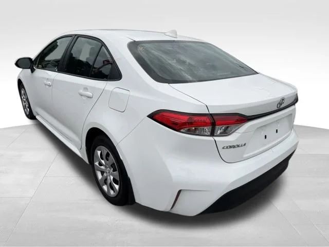 Used 2025 White Toyota LE image 5