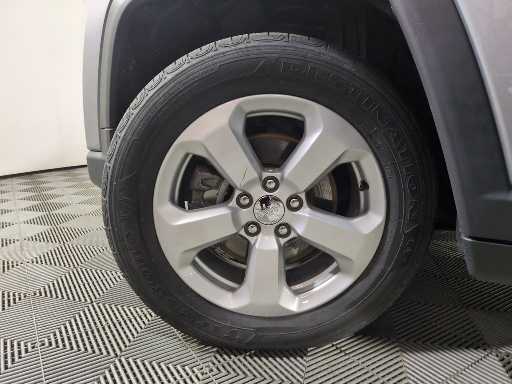 Used 2021 Billet Silver Metallic Jeep Latitude image 27