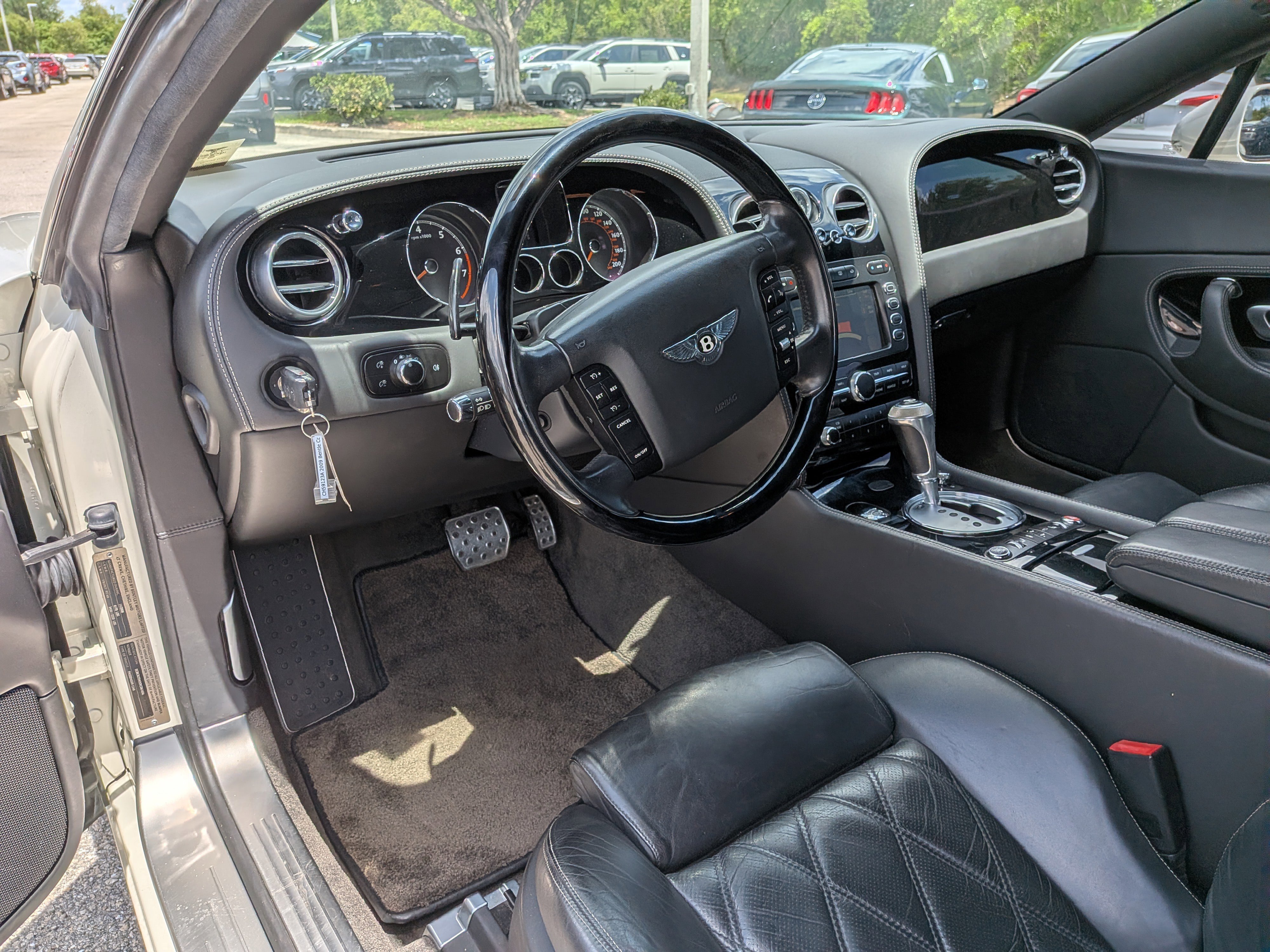 Used 2009 Glacier White Bentley Base image 19