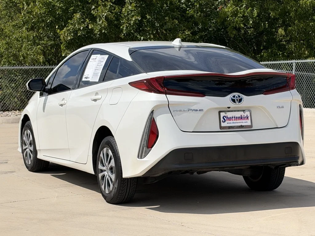 Used 2020 White Toyota XLE image 4