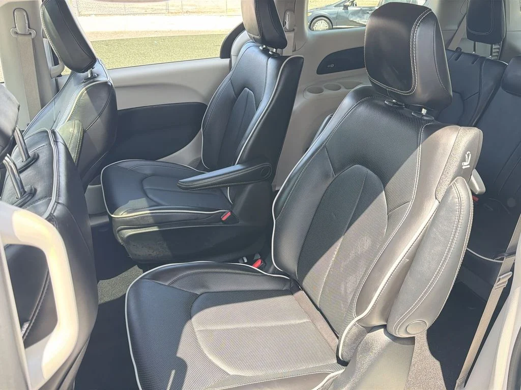 Used 2023 White Chrysler Limited image 25