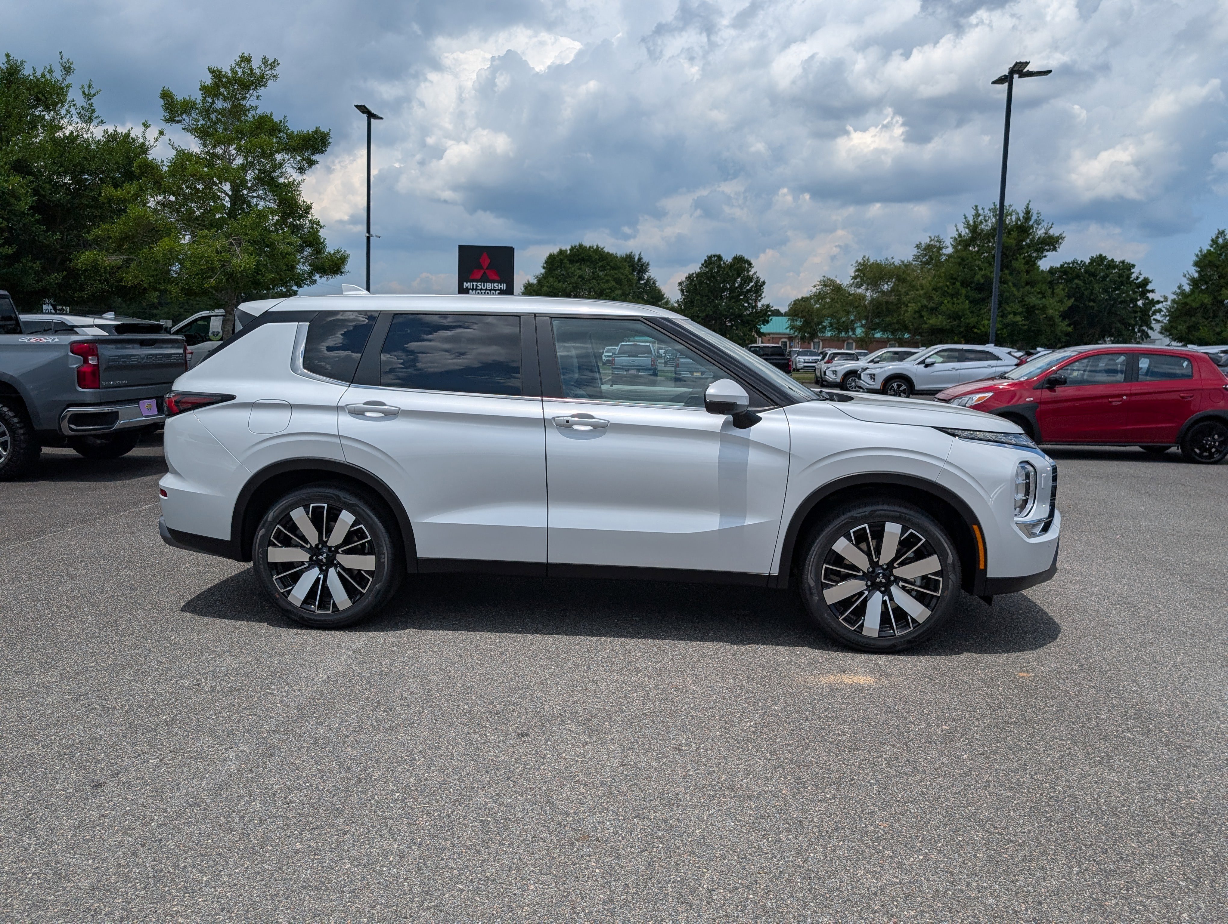 Used 2025 White Diamond Mitsubishi SE image 5