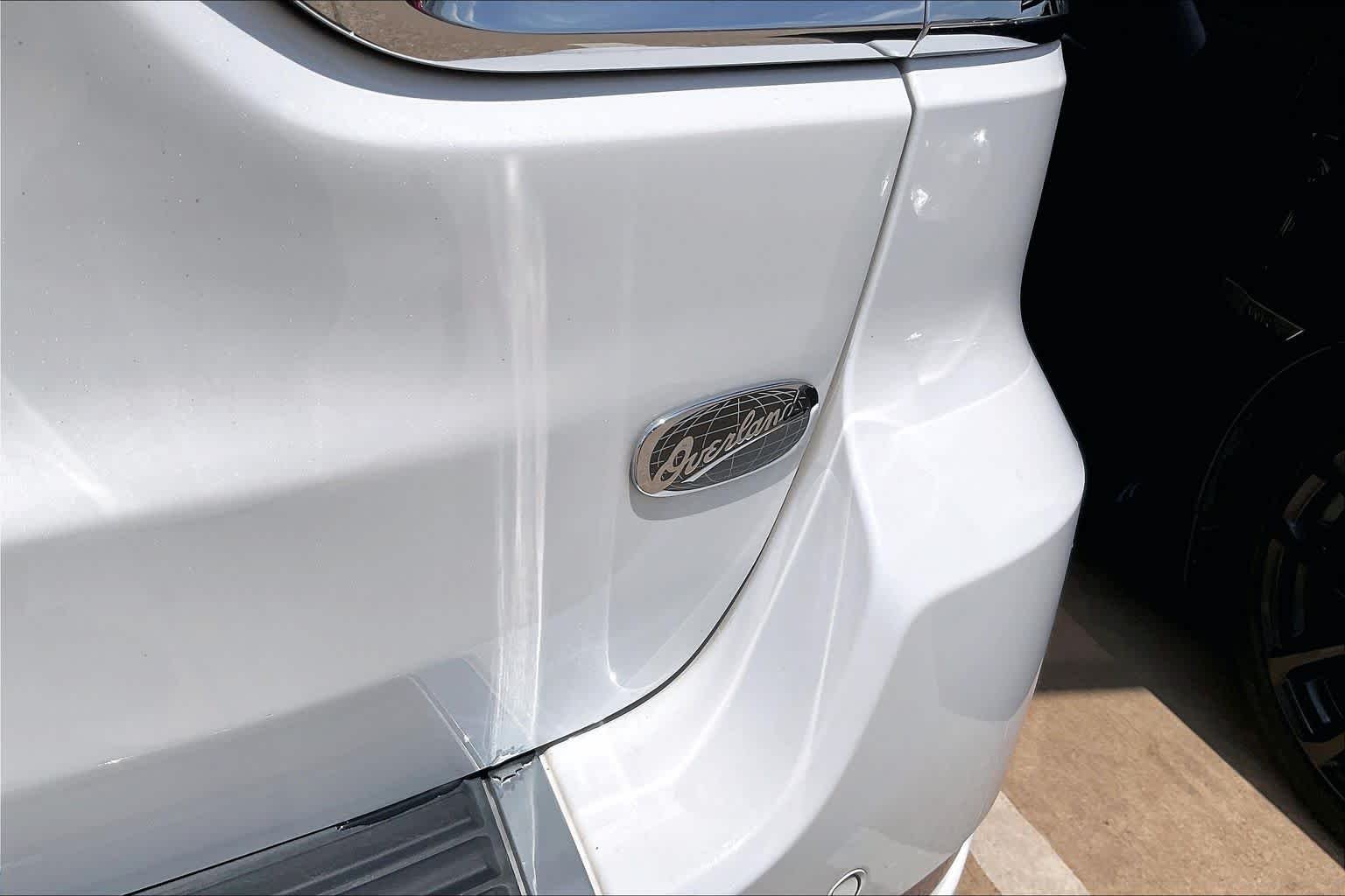 Used 2018 Ivory 3-Coat Jeep Overland image 9