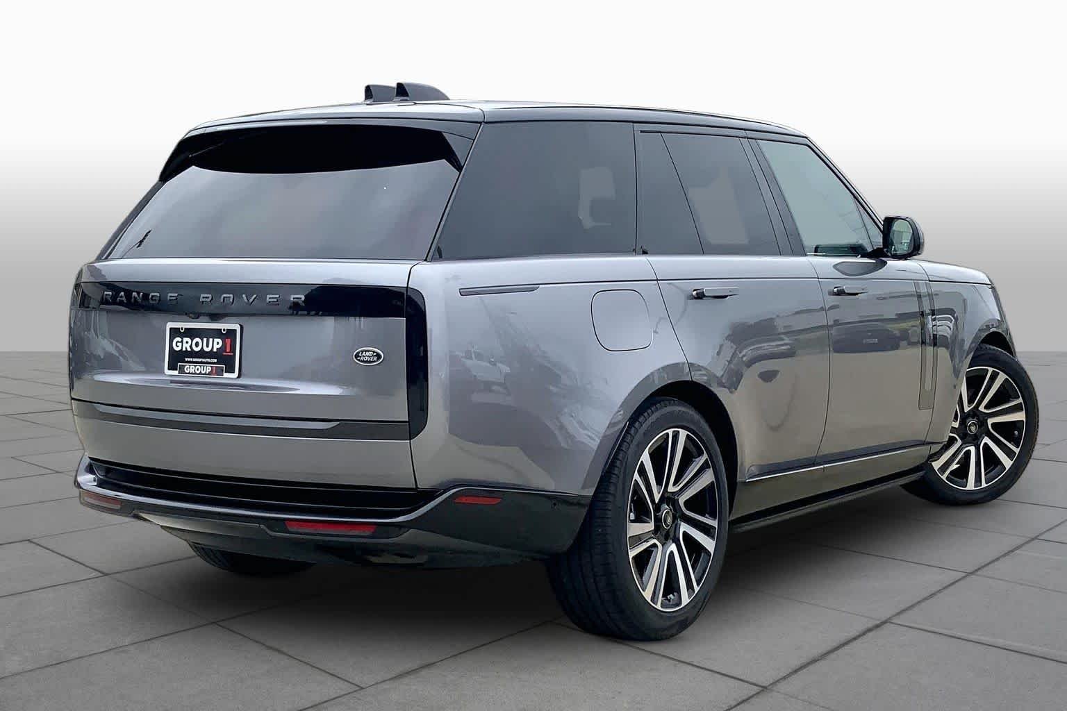 Used 2023 Eiger Grey Metallic Land Rover SE image 12