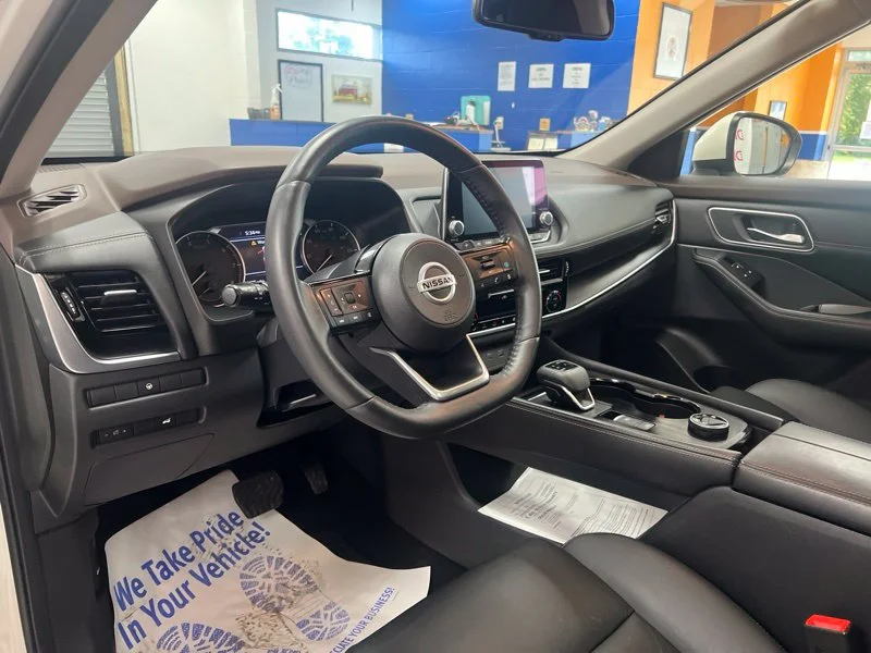 Used 2021 White Nissan SL image 20