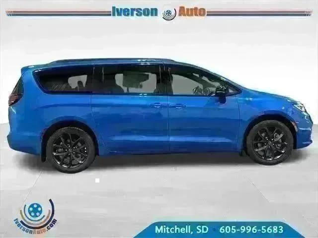 New 2026 Hydro Blue Pearl-Coat Exterior Paint Chrysler Select image 9