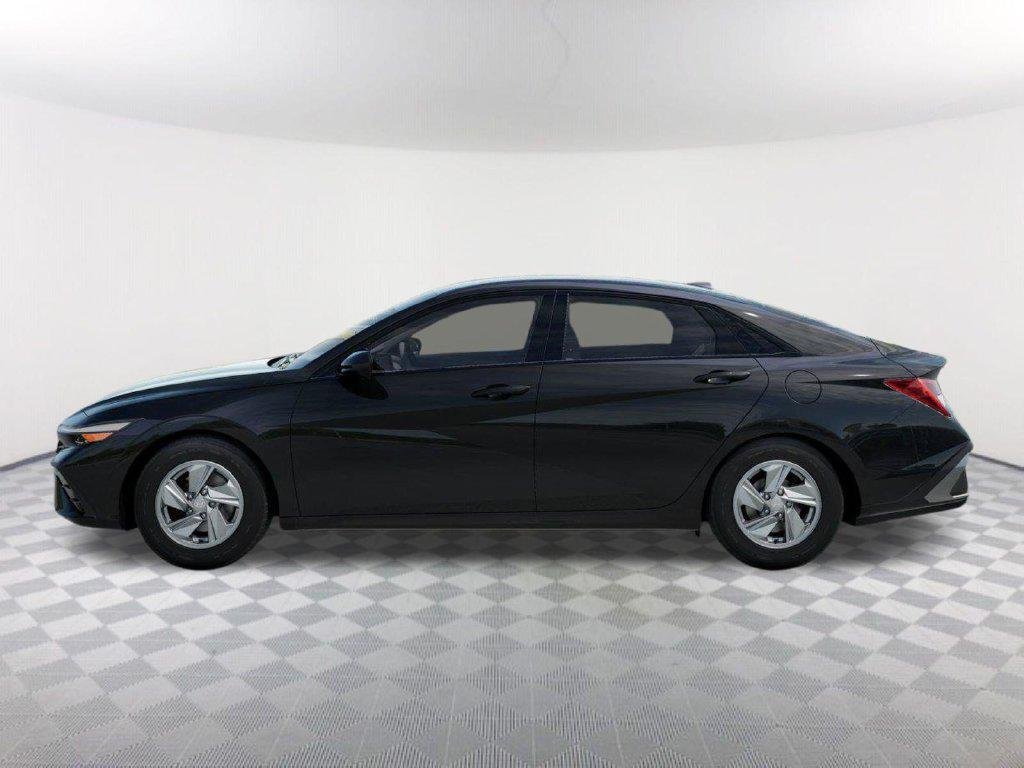 New 2026 Black Hyundai SE image 3