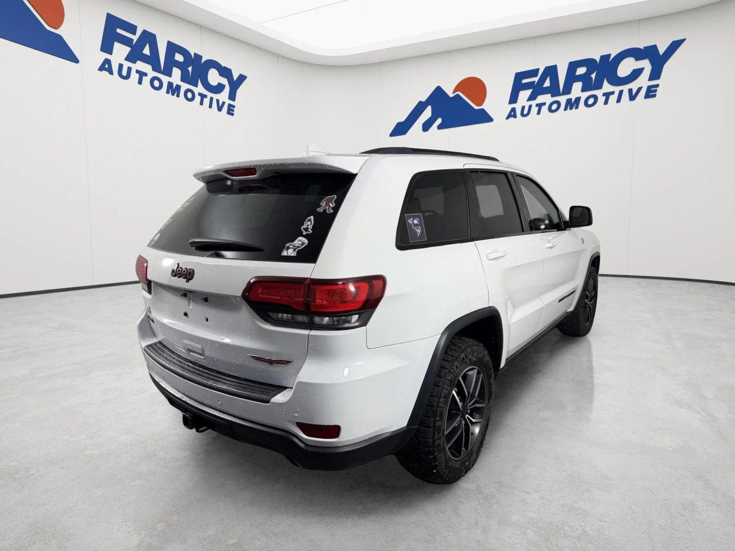 Used 2019 Bright White Clearcoat Jeep Trailhawk image 12