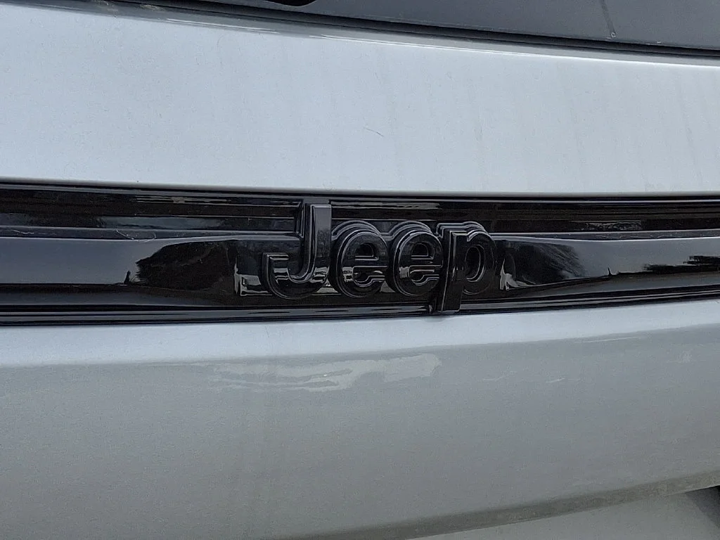 New 2026 Silver Zynith Exterior Paint Jeep Altitude image 21