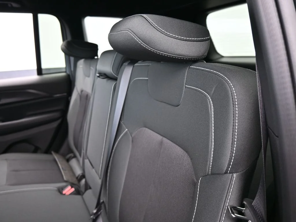 New 2026 Diamond Black Crystal Pearl-Coat Exterior Paint Jeep Laredo X image 29