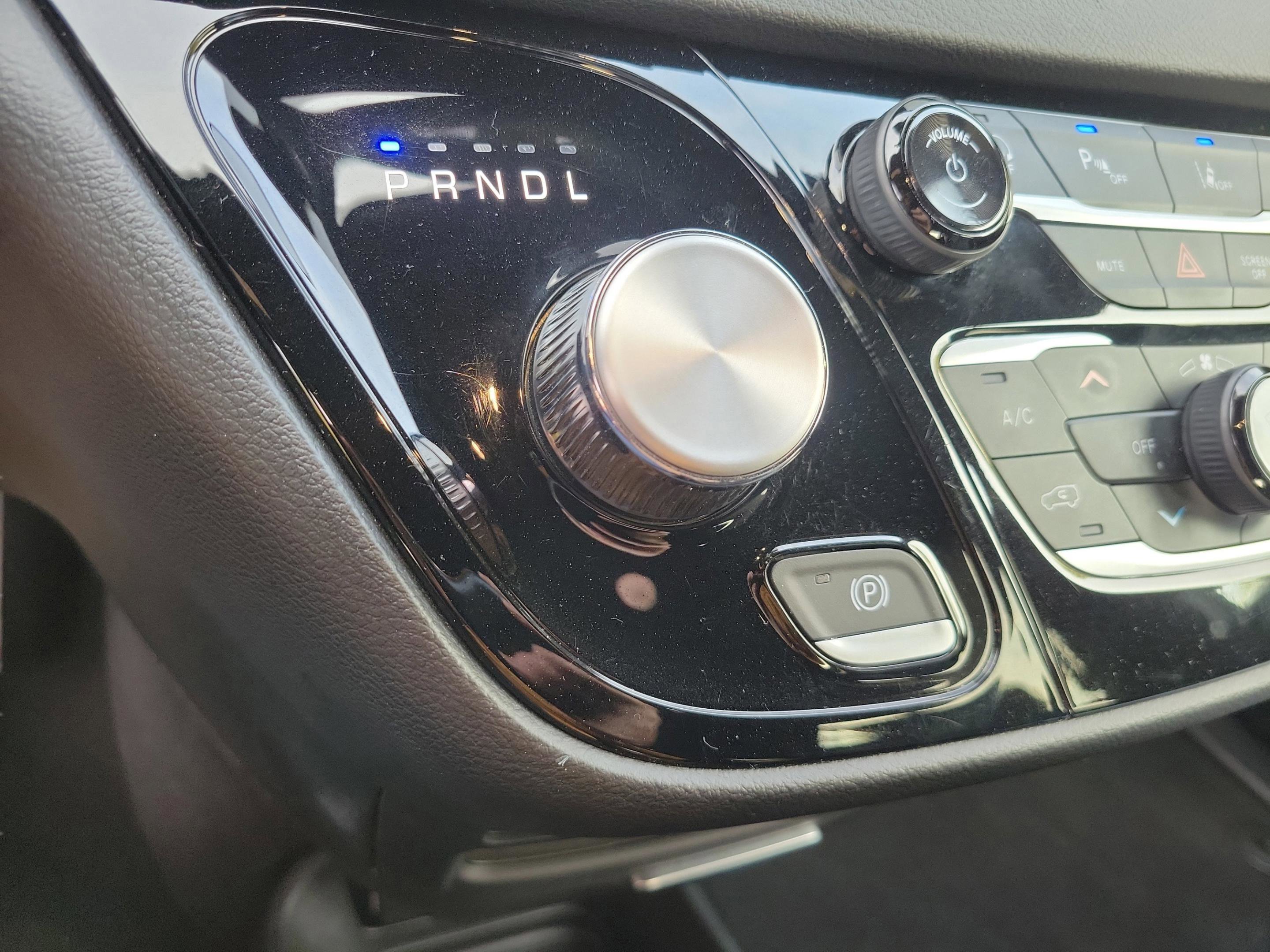 Used 2025 Diamond Black Crystal Pearlcoat Chrysler Select image 24