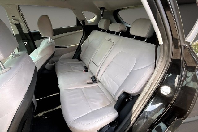 Used 2020 Black Hyundai SE image 23