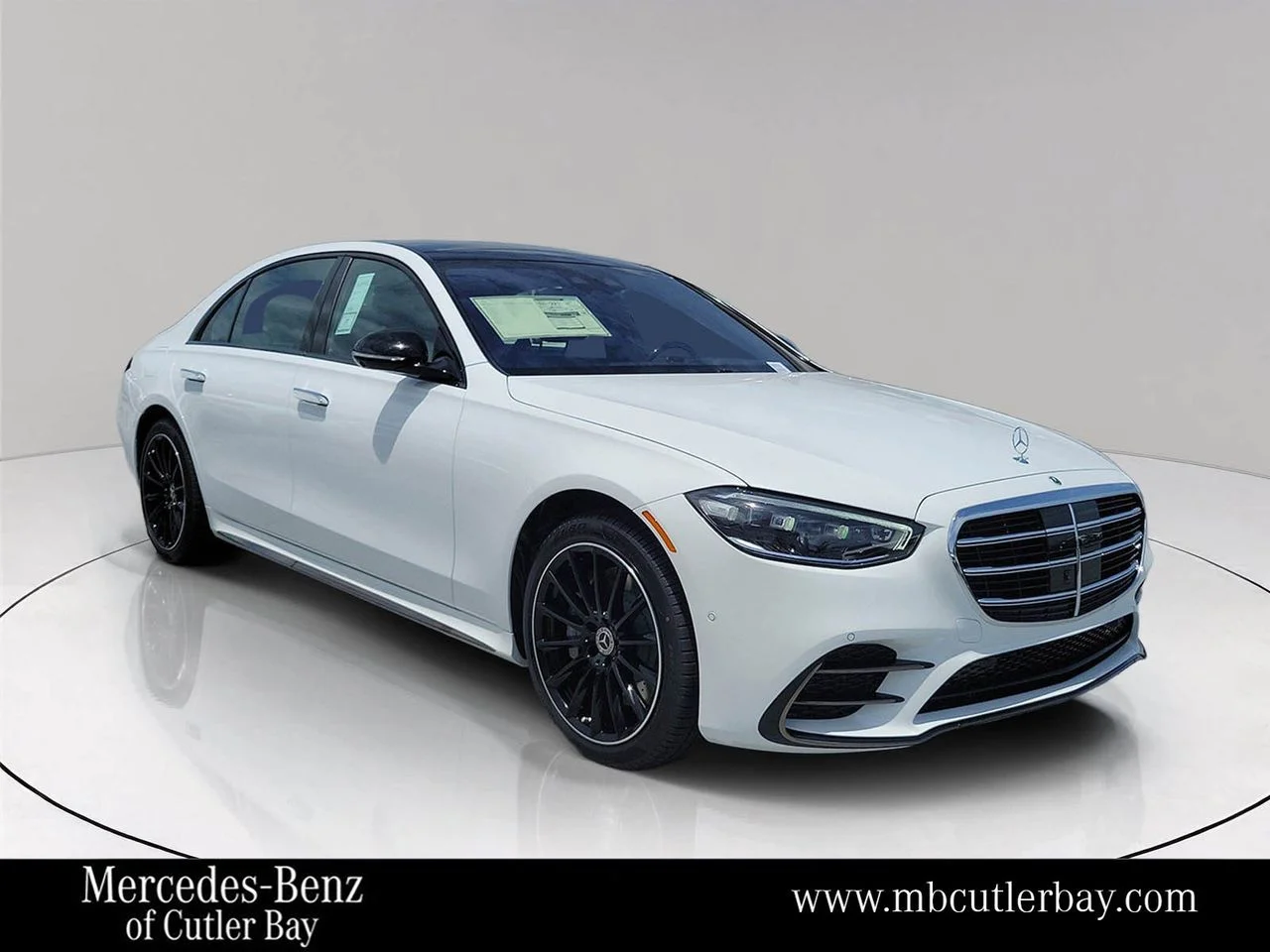 New 2026 MANUFAKTUR Moonlight White Metallic Mercedes-Benz S 580 image 1
