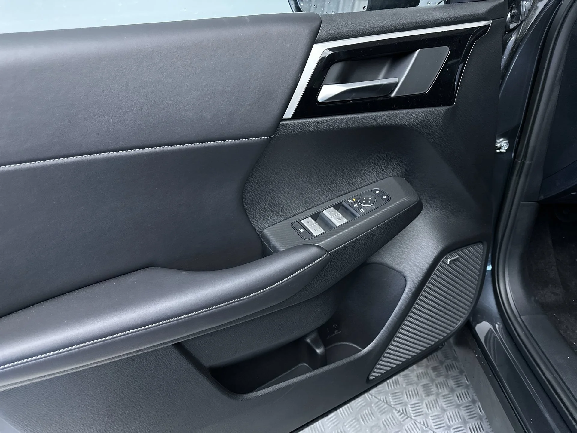 New 2026 Graphite Gray Mitsubishi SE image 15