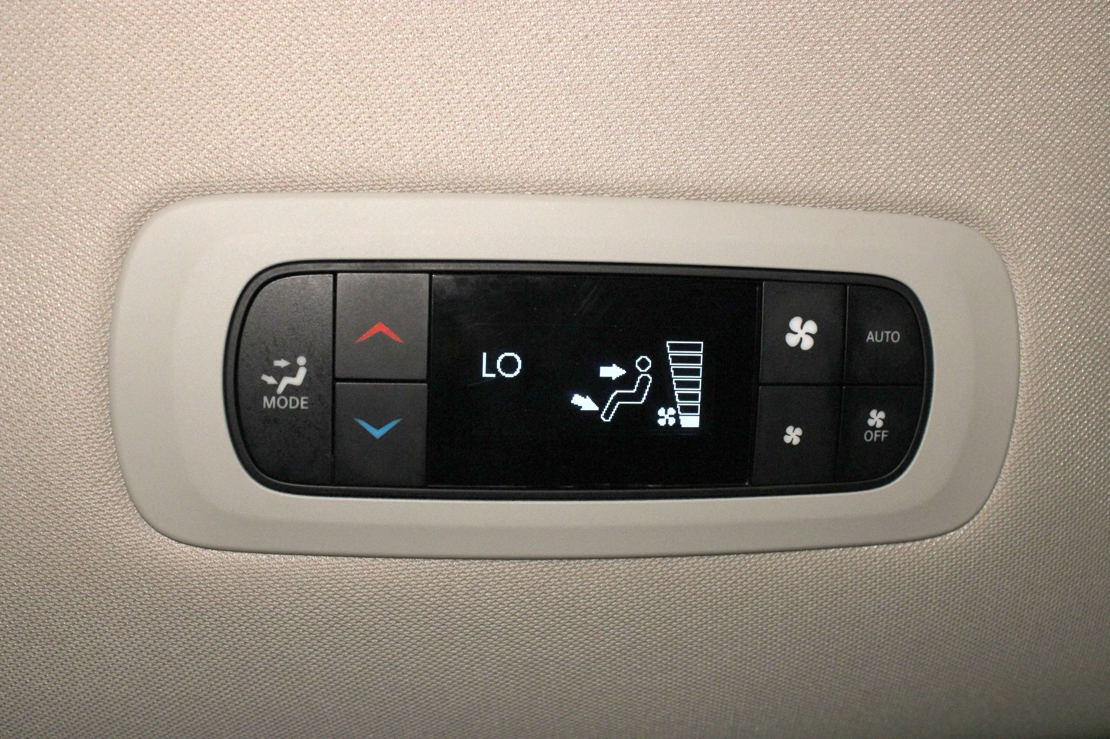 Used 2024 Diamond Black Crystal Pearlcoat Chrysler Touring L image 27